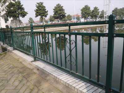 堤边护栏